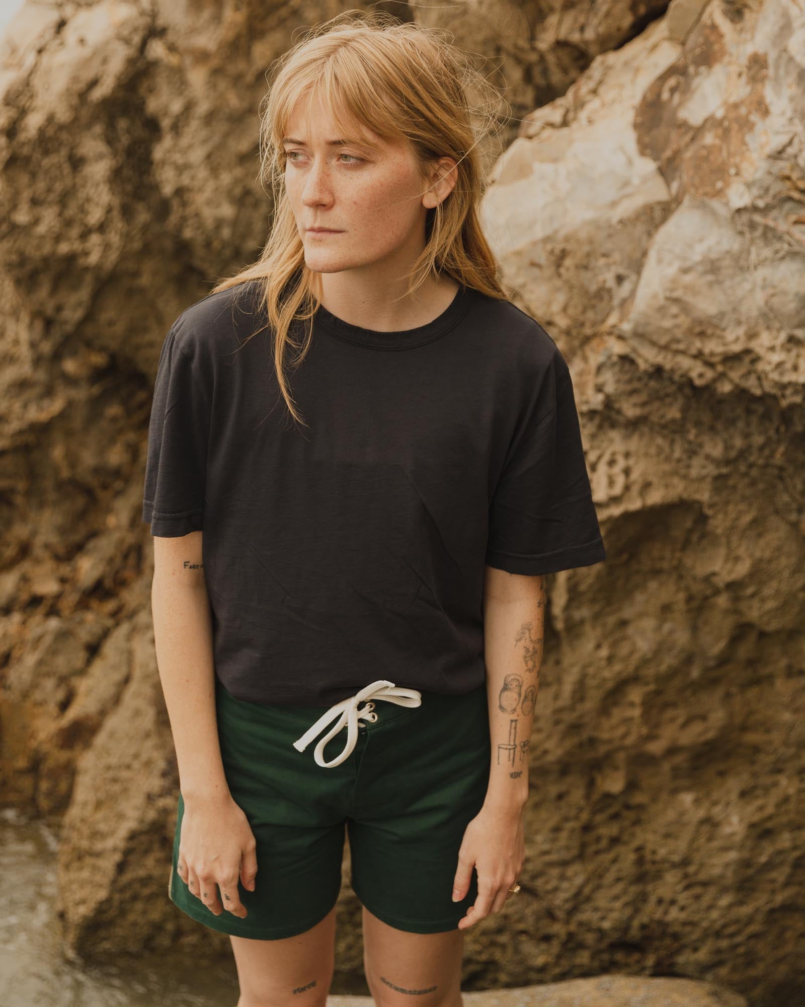 Gato Heroi ~ Casual Tee in Asphalt