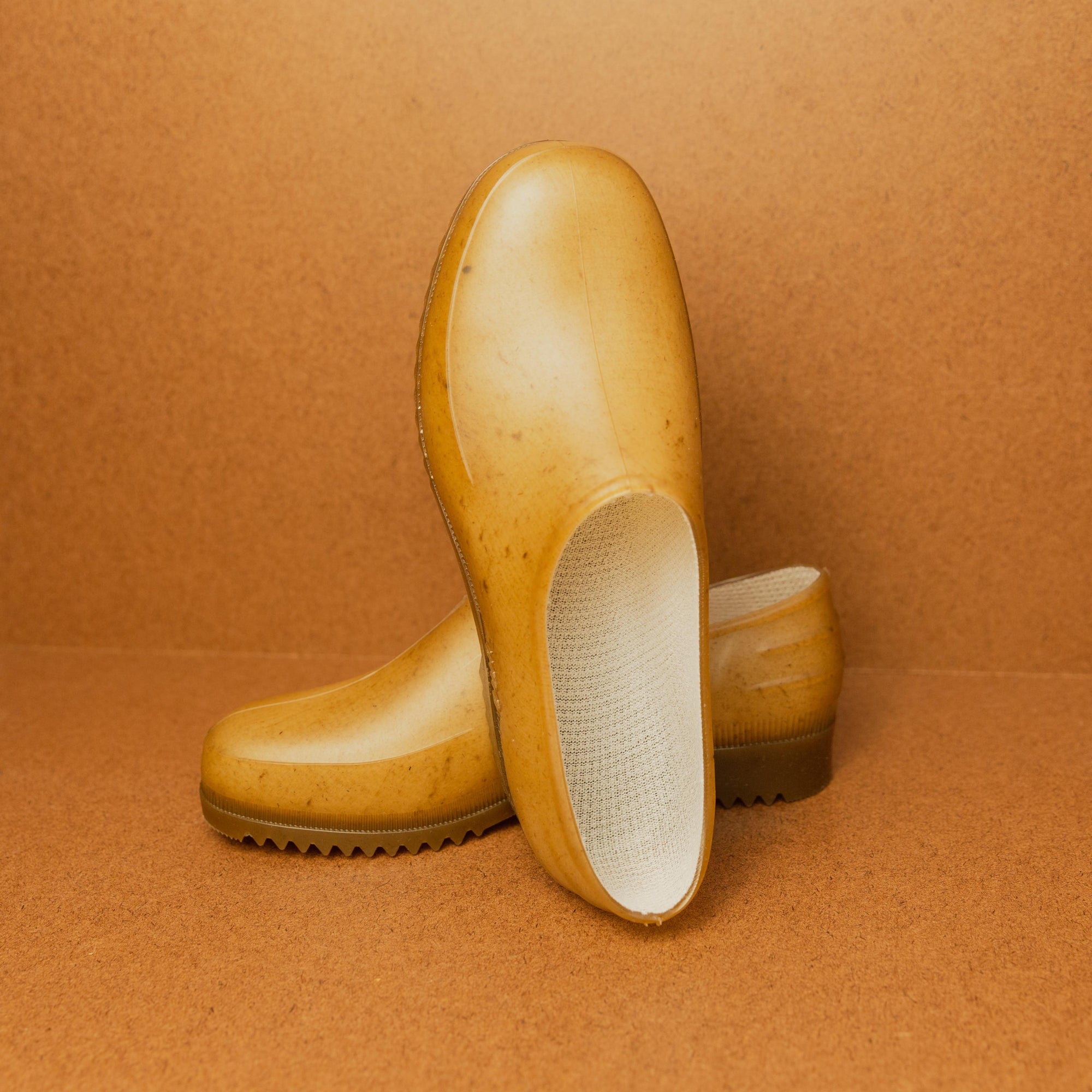 Plasticana Gardana Clogs brown background