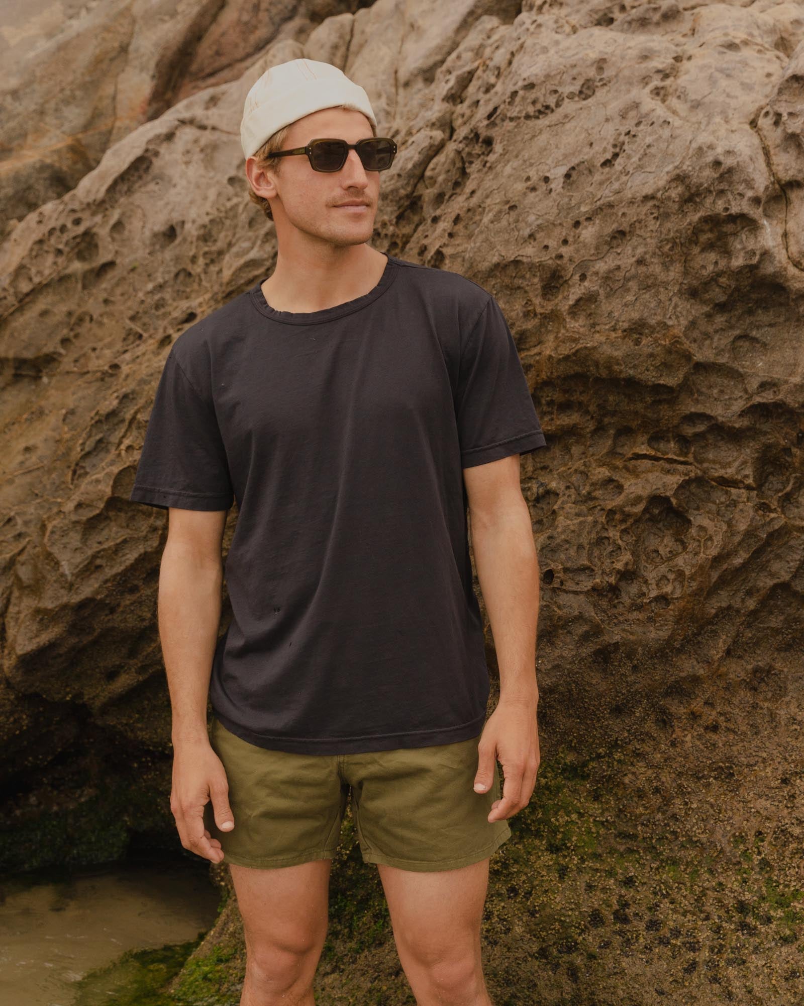 Gato Heroi ~ Casual Tee in Asphalt