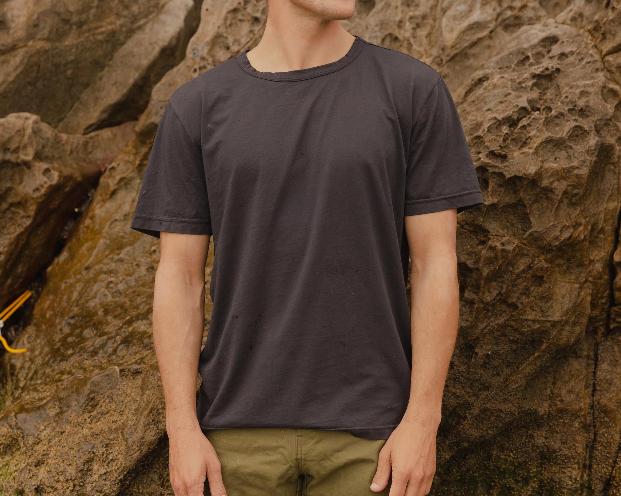 Gato Heroi ~ Casual Tee in Asphalt