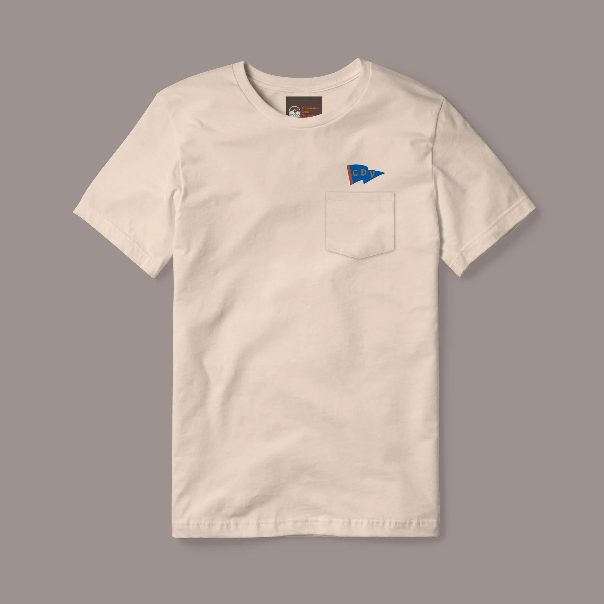 Commune des Vagues - Pocket Tee in Oatmeal