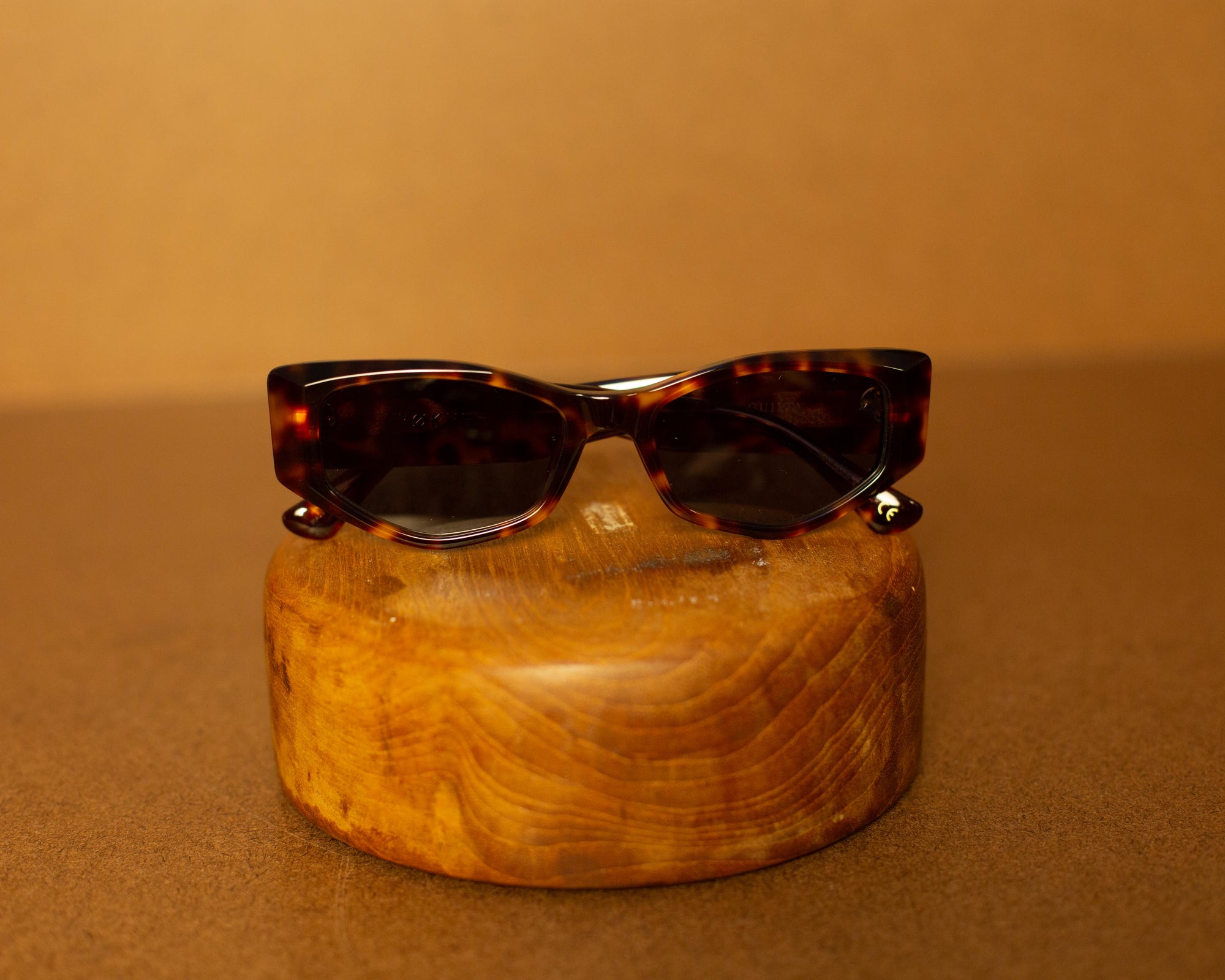 Epokhe Sunglasses - Stereo brown background