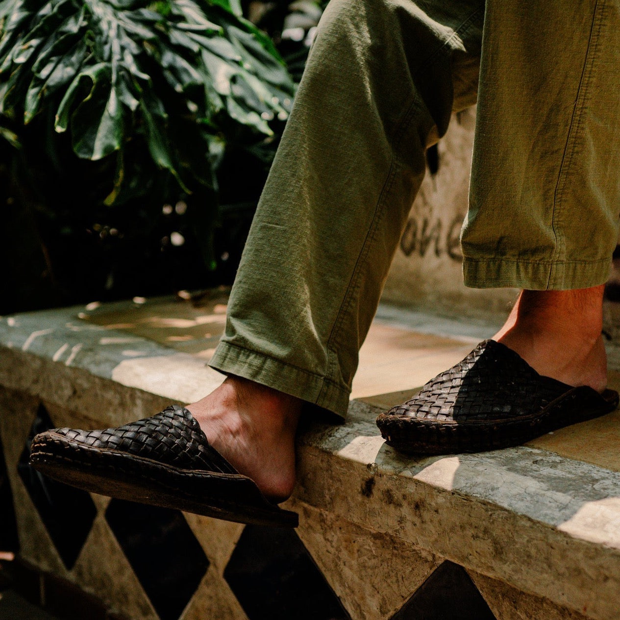 Mohinders Men&#39;s Woven City Slippers in Charcoal